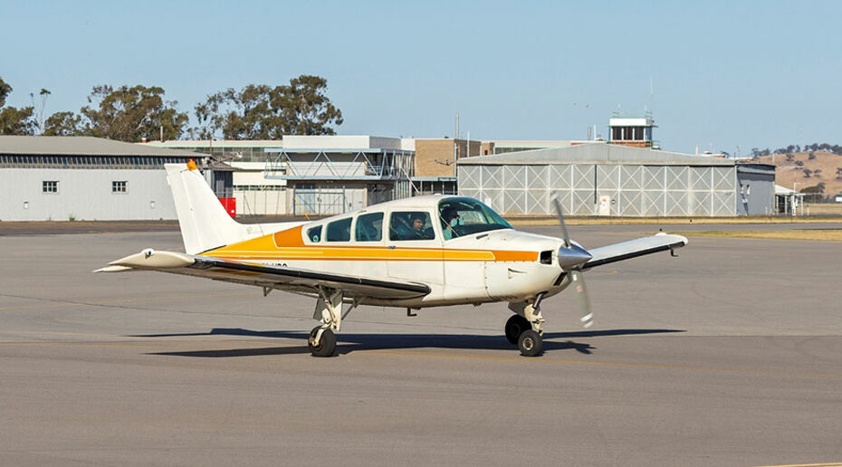 "Beechcraft Sierra C24R (VH-HPQ) at Wagga Wagga Airport" by Bidgee is licensed under CC BY-SA 3.0.